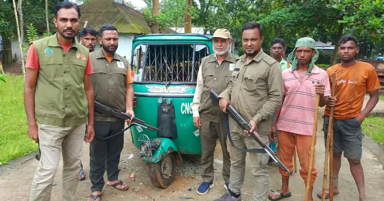 কাঠসহ জব্দ হওয়া সিএনজি